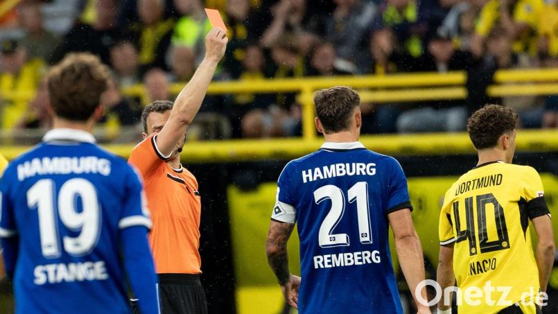 BVB-Profi Samuele Inácio musste im Spiel gegen den Hamburger SV nur drei Minuten nach seiner Einwechslung wegen eines groben Foulspiels wieder vom Platz. Bild: Fabian Strauch/dpa