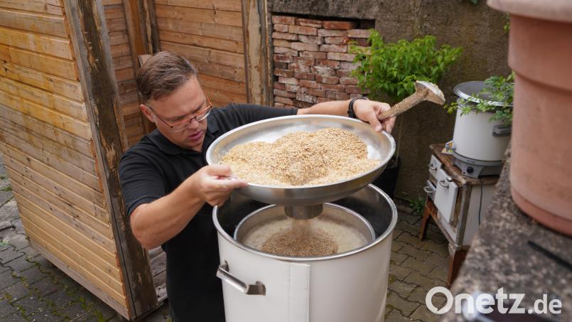 Mit Hilfe des sogenannten Doms füllt Michael Troidl das Malz in das Innenrohr des Brautopfs ein. Bild: fvo