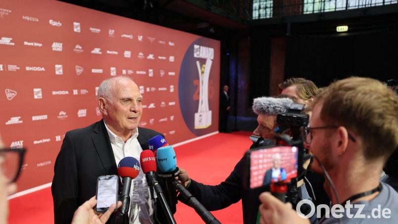 Uli Hoeneß: „Ich hoffe, dass er die Vorschlusslorbeeren am Ende auch erfüllt.“ Bild: Christian Charisius/dpa
