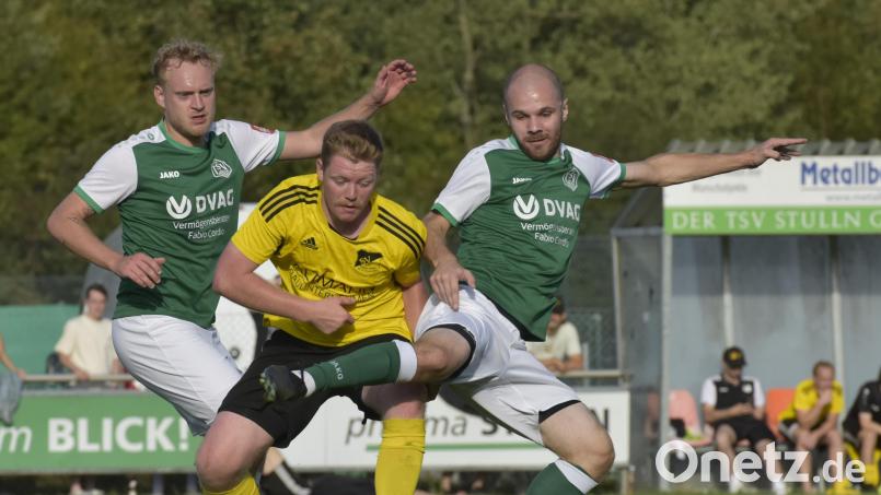 Mit vereinten Kräften und neuem Trainer: Der TSV Stulln (grüne Trikots) feierte gegen den SV Trisching den ersten Saisonsieg in der Kreisliga West – und das bei der Premiere von Trainer Christian Zechmann. Bild: Hans Mark