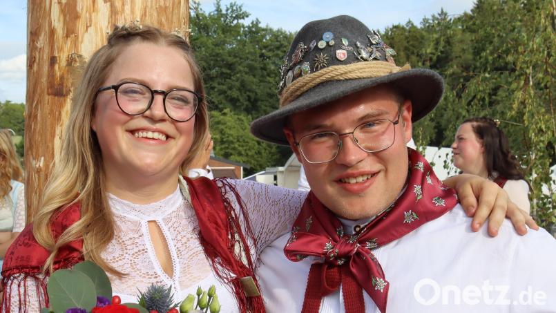 Das neue Breitenbrunner Oberkirwapaar: Jana Sander und Alexander Aures. Bild: Martin Franitza