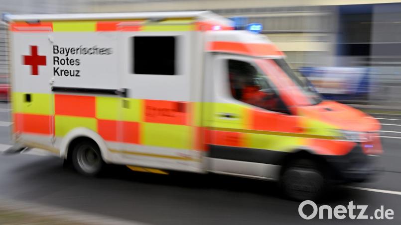 Sanitäter bringen alle Verletzten in eine Klinik. (Symbolbild) Bild: Peter Kneffel/dpa