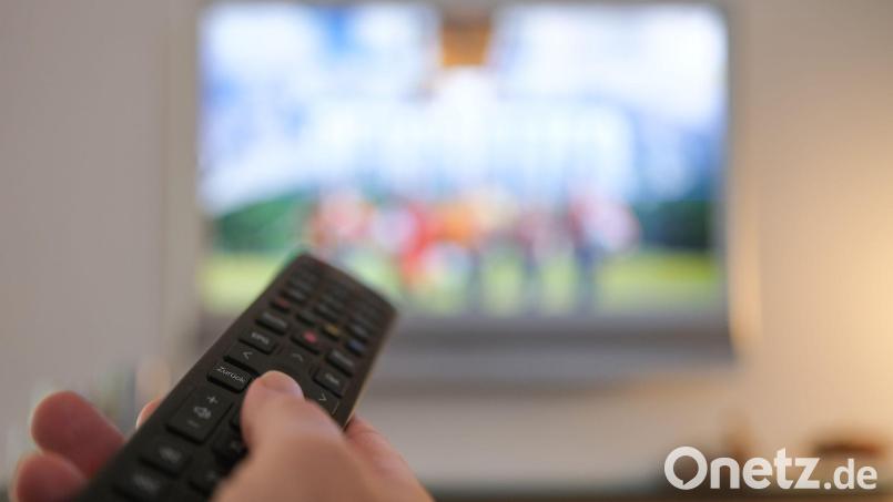 Die Umsätze mit klassischer Unterhaltungselektronik wie Fernsehern gehen in Deutschland weiter leicht zurück. (Archivbild) Bild: Bernd Weißbrod/dpa