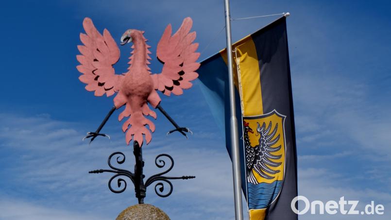 Das Wahrzeichen des 1078-jährigen Marktes, der Marktadler, mit der Marktfahne. Der Zweigverein des Oberpfälzer Waldvereins (OWV) Floß und Umgebung besteht inzwischen seit 100 Jahren. Symbolbild: Fred Lehner