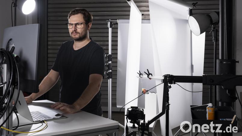 Johannes Zrenner am Arbeitsplatz im eigenen Studio: Im Hintergrund ist ein Produkt-Set zu sehen, in dessen Mittelpunkt eine Sportbrille steht. Bild: Johannes Zrenner