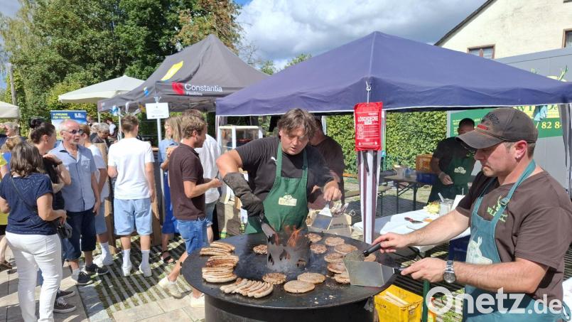 Regionale Besonderheiten wie Wildburger und Wildbratwürste bot die Jagdgemeinschaft „Wilde Sachen“ aus Waidhaus. Bild: Karl Ziegler