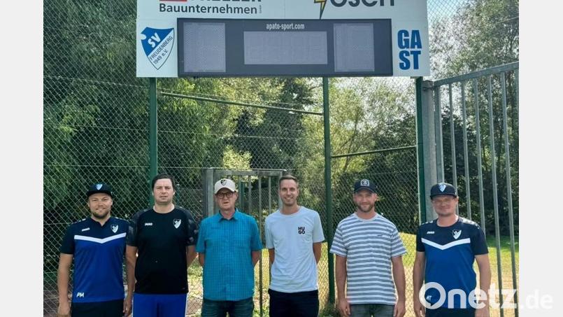 Sie freuen sich über die neue Anzeigetafel: Patrick Meiler, Christoph Walter, 1. Vorsitzender Andreas Koch, Alexander Freller, Dominik Losch und Matthias Tafelmeier (von links). Bild: Matthias Tafelmeier