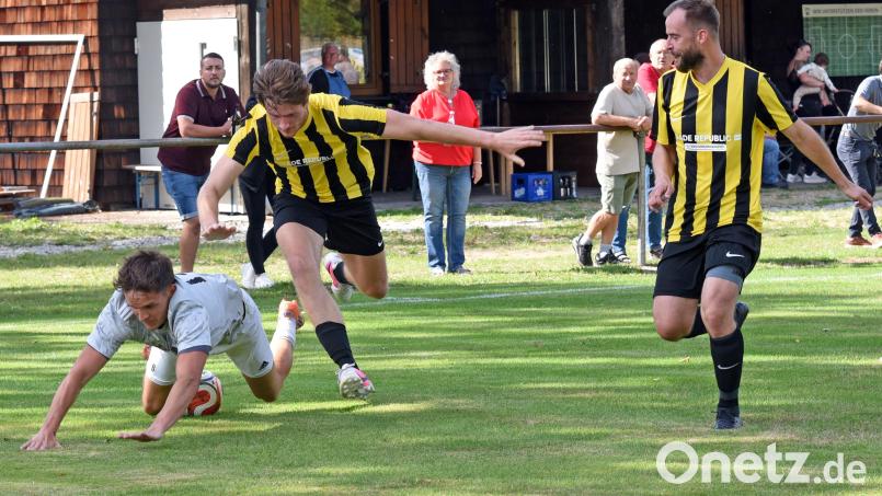 Die SG Bärnau/Thanhausen und der FC Marktleuthen trennten sich am Sonntag nach einer aufregenden Nachspielzeit 2:2. In dieser Szene kommt Nicolai Wagner im Zweikampf mit Gästespieler Valentin Theilig zu Fall. Bild: Rudi Gebert
