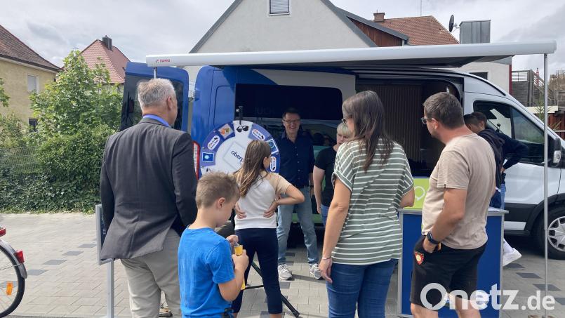 Beim Halt von Redaktion on Tour in Rieden können Leser wie hier auf dem Bild in Vilseck am Glücksrad drehen, am Gewinnspiel teilnehmen und ihre Fragen und Anregungen an die Redakteure von Oberpfalz-Medien stellen. Bild: Stefanie Swann