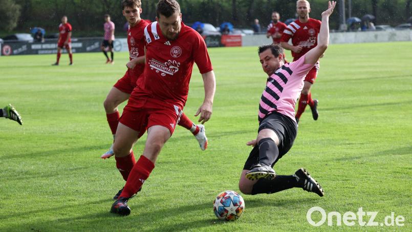 Christian Ferstl (rechts) vom SC Eschenbach fährt die Grätsche aus, kommt aber gegen den Haidenaaber Christian Küffner zu spät. Aus: SC Eschenbach – ASV Haidenaab 2:5. Bild: Dieter Jäschke
