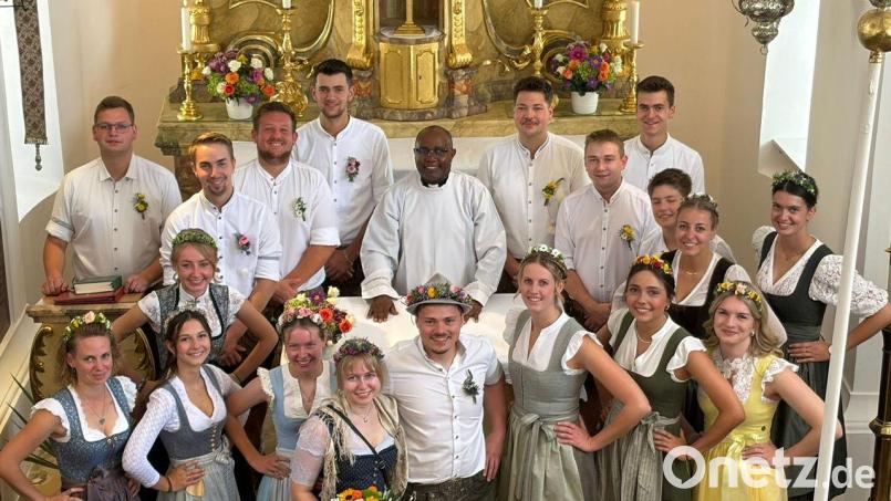 Die Kirwapaare mit Pfarrer Dunstan Asiimwe wirkten beim Gottesdienst bei der Lesung und bei den Fürbitten mit (bjo) Bild: Johann Bauer