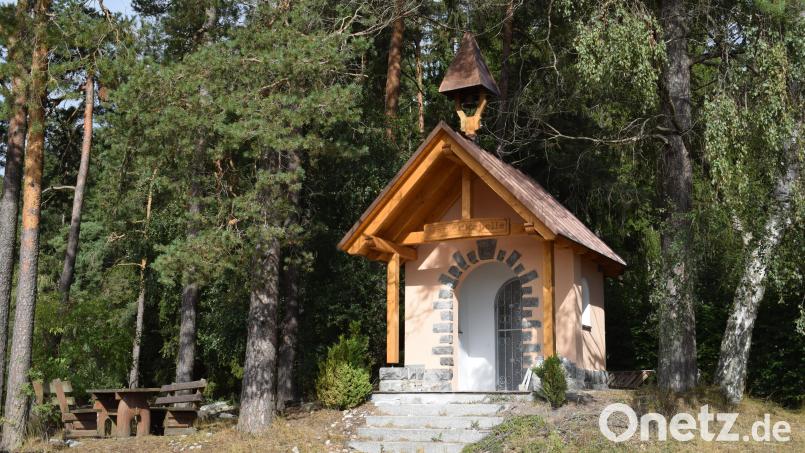 Am Sonntag, 14. Juli 2024, wütete ein Feuer in der Marienkapelle bei Höll in der Gemeinde Pullenreuth. Der Fichtelgebirgsverein Pullenreuth baute das kleine Kirchlein mit Unterstützung der Gemeinde wieder auf. Am Sonntag, 27. September, ist die Einweihung geplant. Bild: szl