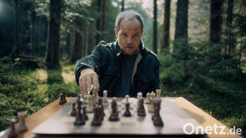 Was hat es mit den Schachfiguren auf sich, die plötzlich auftauchen? Micha Oberländer (Matthias Koeberlin) ermittelt in einem neuen Fall. Bild: Lukas Gnaiger/ZDF/dpa