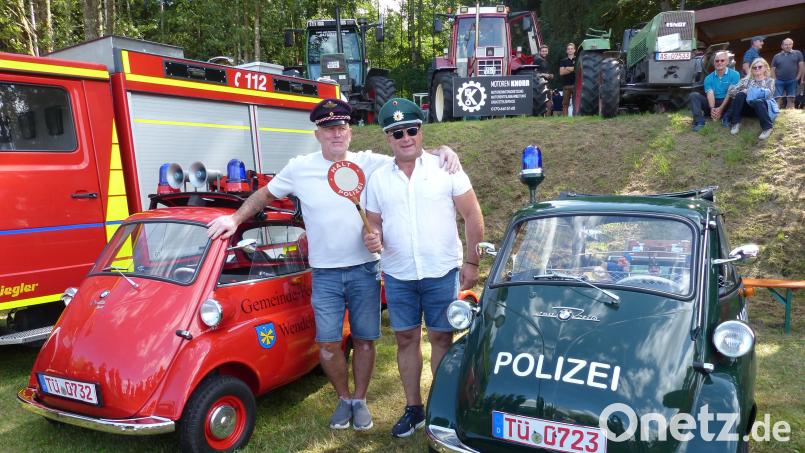 Die beiden Oldtimerbesitzer aus Tübingen mit ihren beiden Isettas. Bild: Sieglinde Schärtl