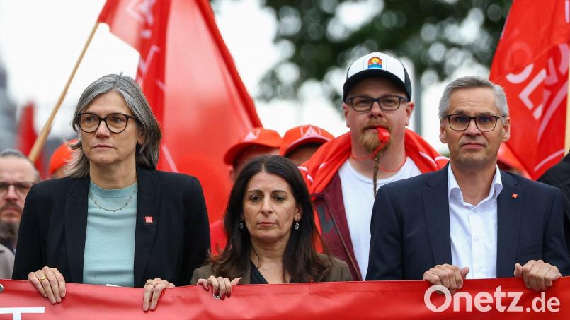 „Mit der IG Metall werden die Werke in Emden, Zwickau, Hannover und Neckarsulm nicht geschlossen“, kündigt Benner (l.) an. (Archivbild) Bild: Lisi Niesner/Reuters/Pool/dpa