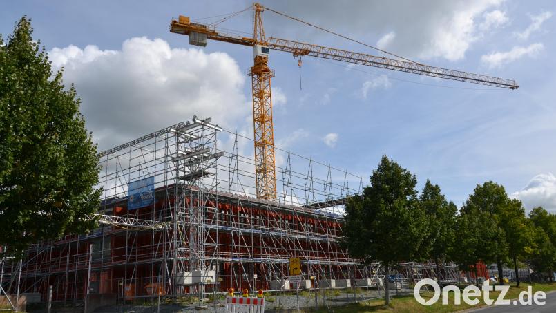 Das Amt für Ländliche Entwicklung (ALE) Oberpfalz an der Falkenberger Straße ist immer noch eine Baustelle. Seit etwas mehr als drei Jahren steht nun schon das Gerüst. Nach massiven Wasserschäden musste das Flachdach komplett erneuert werden. Ende des Jahres soll die Sanierung nun endlich abgeschlossen sein. Der Fuß- und Radweg ist voraussichtlich noch bis Ende Oktober gesperrt. Bild: Thorsten Schreiber