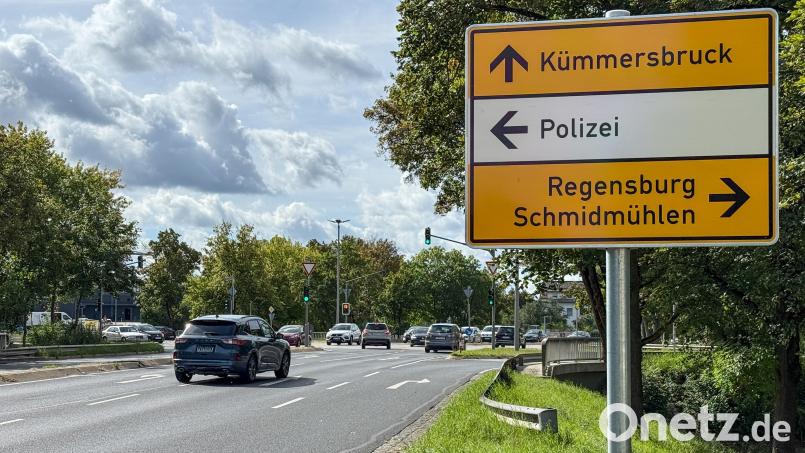 Die neue Beschilderung der Stadt Amberg am Drahthammerkreuz stadtauswärts ist ihrer Zeit voraus: Wer hier rechts abbiegt, landet nicht in Regensburg oder Schmidmühlen, sondern vor der noch gesperrten Zufahrt zur Kümmersbrucker Westumgehung, die noch im Bau ist. Bild: Petra Hartl