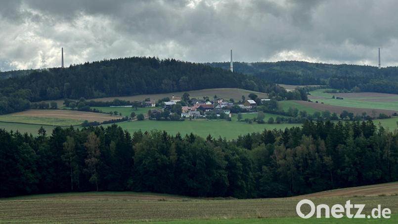 Die drei Türme des Windparks Tännesberg stehen bereits. In diesen Tagen werden die Rotorblätter angeliefert. Die beauftragte Firma Bögl aus Neumarkt und Bürgermeister Ludwig Gürtler rechnen damit, dass schon bald der Probebetrieb starten kann. Bild: ck