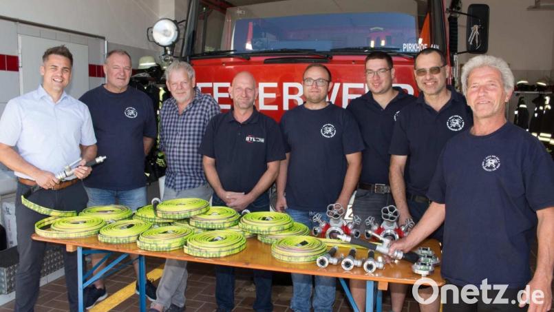 Bei der Übergabe der neuen Waldbrandausrüstung: Bürgermeister Rudolf J. Teplitzky, Josef Fuchs, Harald Brunner (Fa. VTAS GmbH & Co. KG Pirkhof), Andreas Hartwig (Fa. BTL Brandschutz Technik GmbH Leipzig), Matthias Schaller, Florian Schaller, Oswald Schaller und Josef Bauer. Bild: oy