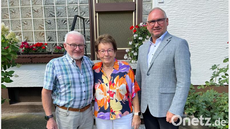 Manfred und Inge Lobitz gehen seit 65 Jahren gemeinsam durch dick und dünn. Für den Markt Mantel gratulierte Bürgermeister Richard Kammerer (rechts) zur Eisernen Hochzeit und unzähligen gemeinsamen Erlebnissen. Bild: Eva Seifried