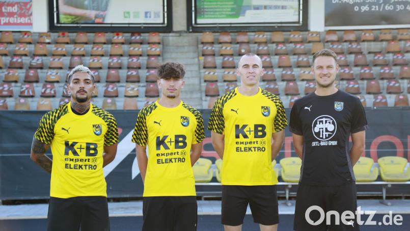 Ertugrul Er (von links), James Bucher und Florian Knauer verstärken ab sofort den FC Amberg. Bild: Verein / FC Amberg