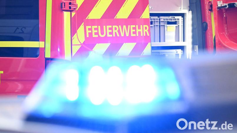 Die beiden Fahrer mussten aus ihren Fahrzeugen befreit werden. Symbolbild: Bernd Weißbrod/dpa
