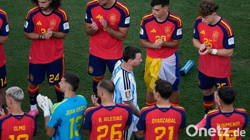 Messis letzter Gang im Nationaltrikot: Er tritt zurück aus der argentinischen Auswahl. Bild: Matt Slocum/AP/dpa