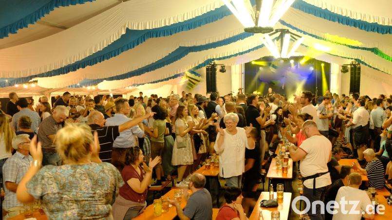 Stimmung und Gaudi im Festzelt gehören zur Kirwa in Schwarzenfeld dazu. Archivbild: mab