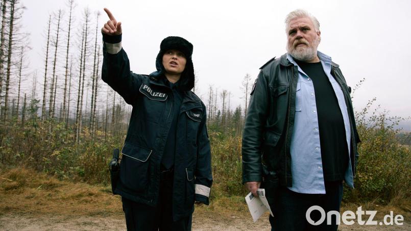 Mette (links, Anna Fischer) und Frank Koops (Aljoscha Stadelmann) in einer Szene des Krimis „Harter Brocken: Die Versuchung“. Der Krimi läuft 5.9. im Ersten und ist ab 3.9. in der ARD-Mediathek verfügbar. Bild: Nils Willbrandt/ARD/dpa