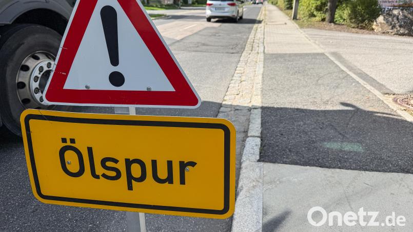 Auch am Dienstagnachmittag war das Schild "Ölspur" im betroffenen Bereich der Fuggerstraße noch aufgestellt, das ausgelaufene Frittierfett war da längst beseitigt, seine Duftmarke lag aber immer noch in der Luft. Bild: Petra Hartl