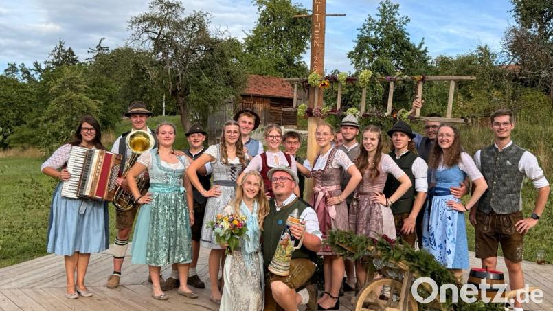 Die sechs Sinnleithner Kirwapaare – mit niedrigem Durchschnittsalter. Bild: Jürgen Leißner