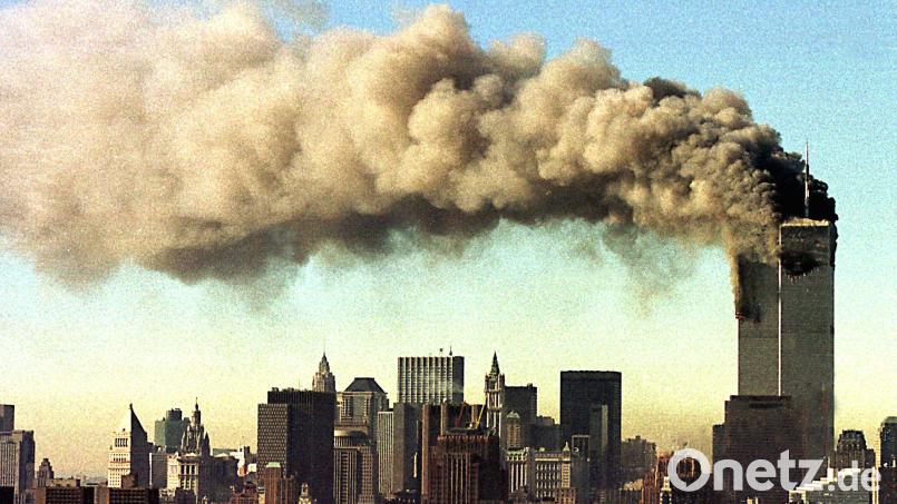 11. September 2001: Die Türme des World Trade Center brannten und fielen später beide zusammen, nachdem sie von entführten Passagierflugzeugen getroffen worden waren. (Archivbild) Bild: ---/dpa