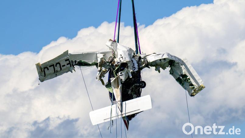 Das Wrack mit zwei Toten an Bord wurde aus 160 Metern Tiefe gehoben. Bild: Fotokerschi/Werner Kerschbaummay/APA/dpa