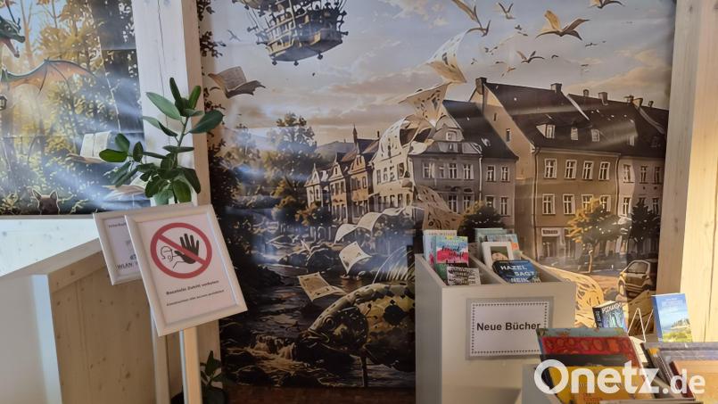 "Baustelle - Zutritt verboten" steht auf dem Schild in der Stadtbücherei Kemnath. Hinter den Planen werden gerade die Folgen des Wasserschadens im Bürgerhaus wieder behoben. Bild: lue
