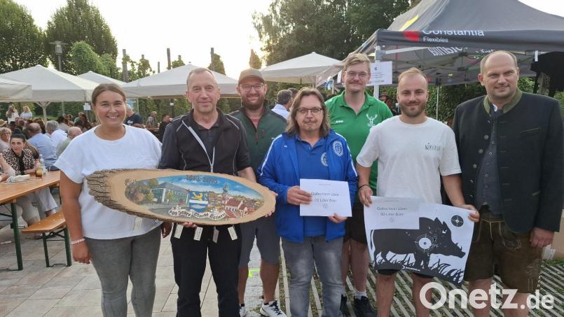 Das Siegerfoto mit (von rechts) Bürgermeister Thomas Kleber, Sieger Fabian Irlbacher, Schützenmeister Daniel Biermeier, zweiter Sieger Andreas Ringholz, Zweiter Schützenmeister Markus Werner, Marktmeister Klaus Härtl und Dritte Bürgermeisterin Laura Roth. Bild: Karl Ziegler