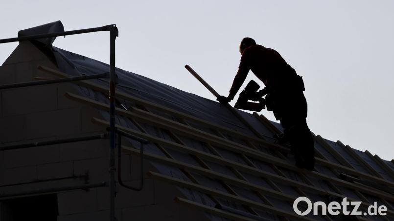 Wucherhafte Rechnungen: Die Polizei warnt vor Betrugsmaschen durch unseriöse Handwerker. (Illustration) Bild: Jan Woitas/dpa