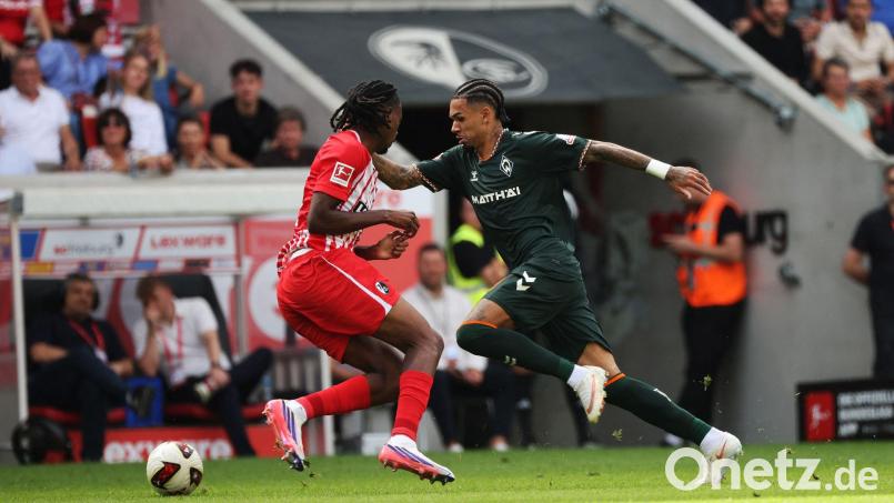 Nächster Werder-Ausfall: Justin Njinmah (r) verletzte sich beim Spiel in Freiburg. Bild: Philipp von Ditfurth/dpa