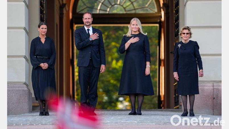 Gemeinsam mit Haakons Schwester Prinzessin Märtha Louise (links) und Haralds Witwe Königin Sonja (rechts) hatte sich das Königspaar am Montag auf dem Schlossplatz dem Volk gezeigt. Sonja ist nach dem Tod ihres Mannes das beliebteste Mitglied der Königsfamilie. Bild: Javad Parsa/NTB/dpa