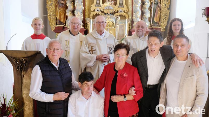 Viel der Rede war beim 80. Geburtstaq von Josef Rupprecht (vorne links) von der Dankbarkeit als Schlüssel eines erfüllten Lebens. Der großen Geburtstagsfeier ging ein Dankgottesdienst mit den Zelebranten Monsignore Andreas Uschold, HPZ-Seelsorger Alfons Forster und Ruhestandspfarrer Helmut Süß in der Tremmersdorfer Kirche voraus. Auch Bürgermeister Marcus Gradl (rechts) gratulierte dem Jubilar und dankte der Familie. Bild: Robert Dotzauer