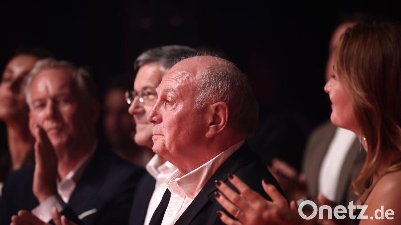 Wurde für sein Lebenswerk geehrt: Uli Hoeneß (M.) beim „Sport Bild Award“. Bild: Christian Charisius/dpa