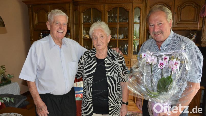 Zweiter Bürgermeister Johann Brandl (rechts) überbrachte die Glückwünsche der Stadt Mitterteich und des Landkreises zum 65. Ehejubiläum an Dagmar und Erich Ottlinger. Bild: Josef Rosner