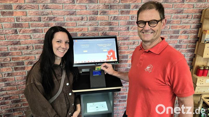 Apotheker Claus Nieberding zeigt, wie der Pharma-Point funktioniert, der am 1. September im Tante-M-Laden in Pechbrunn installiert wurde. Jessica Pöhland zählt zum dreiköpfigen Lieferdienst-Team der Stadt-Apotheke Waldershof. Bild: Udo Lanz