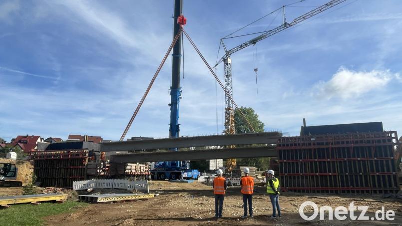 Zum Neubau der Flembachbrücke bei Michelfeld werden Fertigbauteile genutzt. Diese sind am Dienstag eingehoben worden - was im Bereich Michefeld für Stau im morgendlichen Berufsverkehr gesorgt hat. Bild: Staatliches Bauamt Amberg-Sulzbach