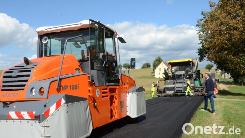 Teilbereiche der Gemeindeverbindungsstraße zwischen Waldau und Untertresenfeld werden in diesen Tagen grundlegend saniert – rund 6000 Quadratmeter Straßenfläche erhalten neue Asphaltschichten. Bild: Elisabeth Dobmayer