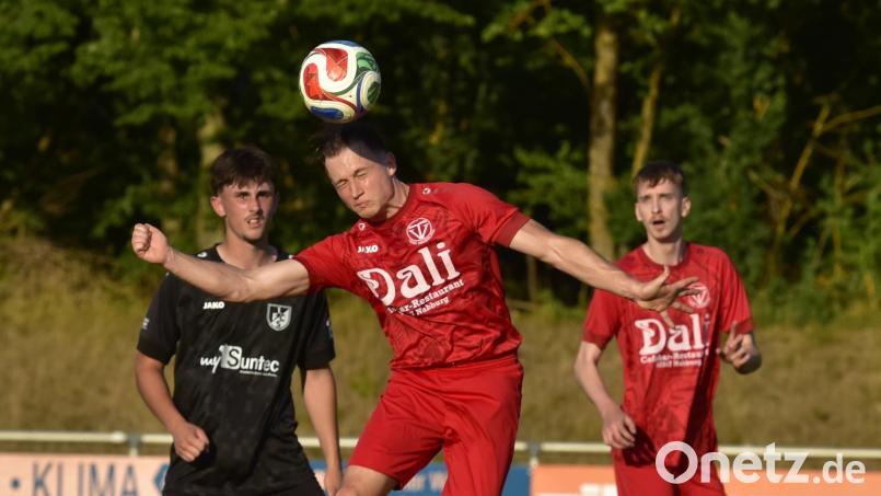 Im Kreispokal kam es am Dienstagabend nicht zur Neuauflage des Derbys zwischen dem TV Nabburg (rote Trikots) und dem 1. FC Schwarzenfeld. Bild: Hans Mark