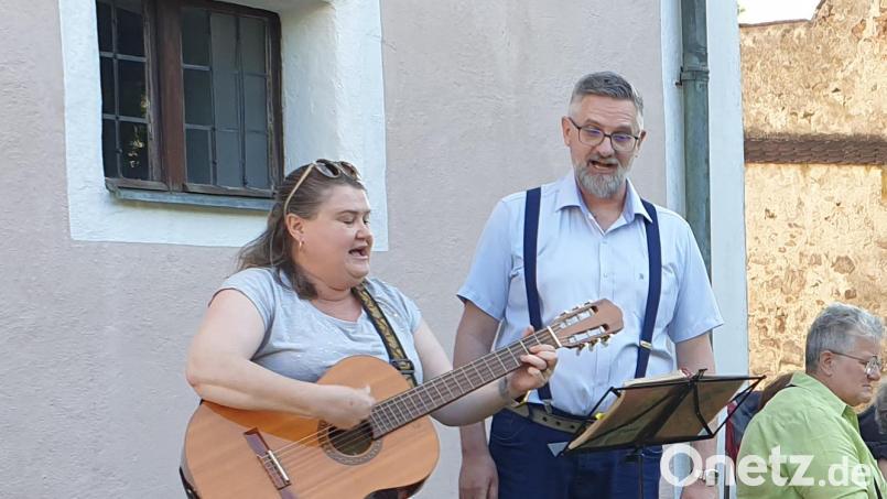 Pfarrer Márcio Trentini und seine Frau Vivian Bayer Trentini haben in ihrer Zeit in Kohlberg brasilianisches Lebensgefühl verbreitet, zum Beispiel im vergangenen Sommer bei der Picknick-Serenade im Kohlberger Kirchengarten. Ab September wechselt der Pfarrer ins Vierstädtedreieck. Bild: Susanne Götte