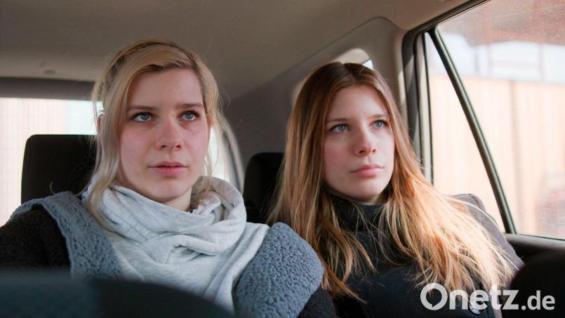 Katha Rosa (links) und ihre Zwillingsschwester Franzi - Szene aus der WDR-Dokumentation „Das Schweigen brechen - Von Mamas neuem Freund missbraucht“ von Bärbel Körzdörfer, David Körzdörfer und Justine Rosenkranz. Der Film wird am 3.9. um 22.45 Uhr im WDR Fernsehen gezeigt. Bild: ---/WDR/dpa