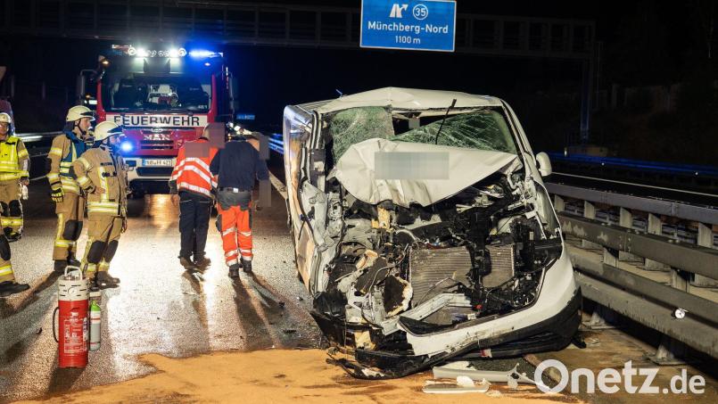 Durch die Wucht der Kollision wurden die sieben Passagiere sowie der Fahrer des Kleinbusses verletzt. Bild: Ferdinand Merzbach/NEWS5/dpa