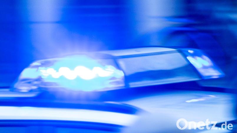 Eine Verfolgungsfahrt endet auf dem Feldweg - ein 18-Jähriger wird festgenommen. Symbolbild: Jens Büttner/dpa