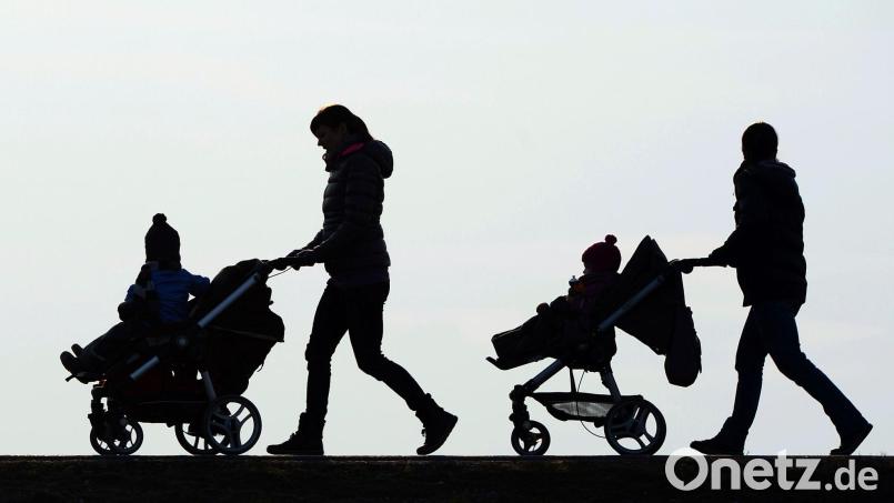 Nach einer Forsa-Umfrage für Save the Children haben viele Eltern finanzielle Sorgen. (Symbolbild) Bild: Felix Kästle/dpa